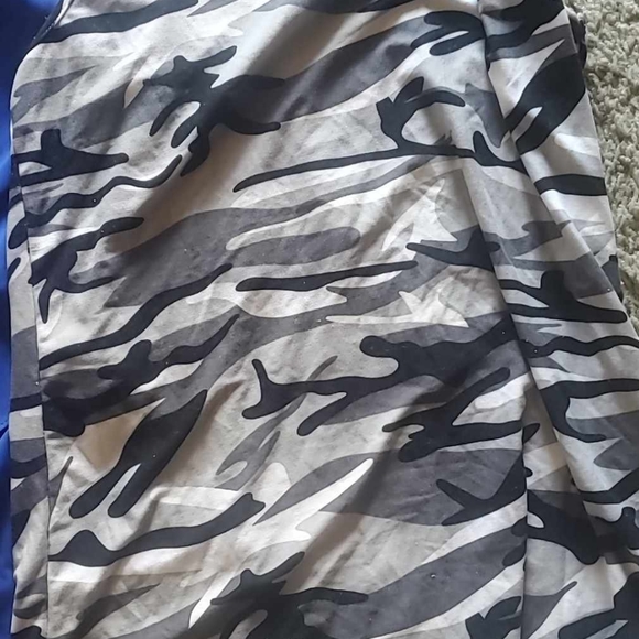 Tank tops - Picture 3 of 4